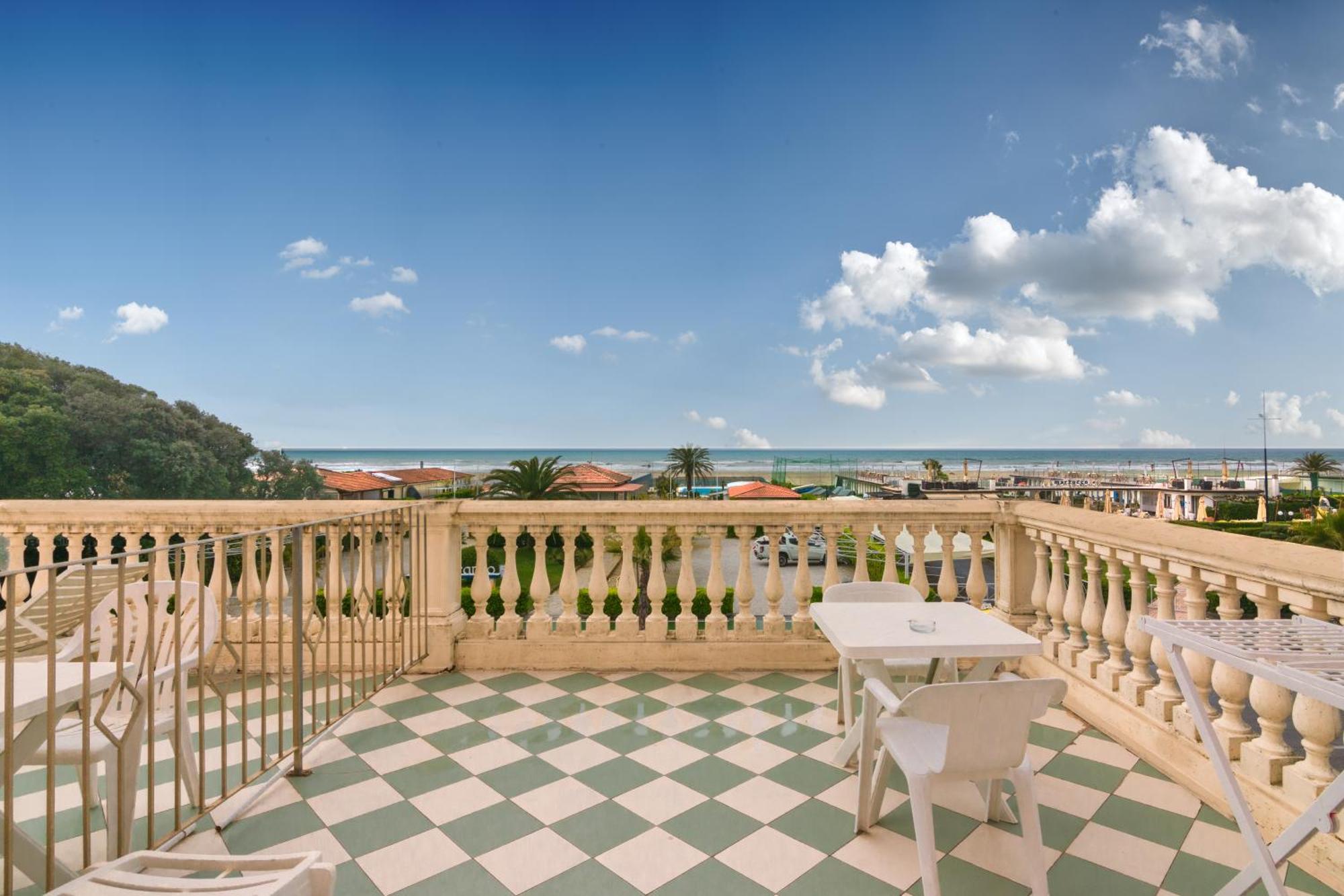 Hotel Happy Marina di Pietrasanta Exterior photo