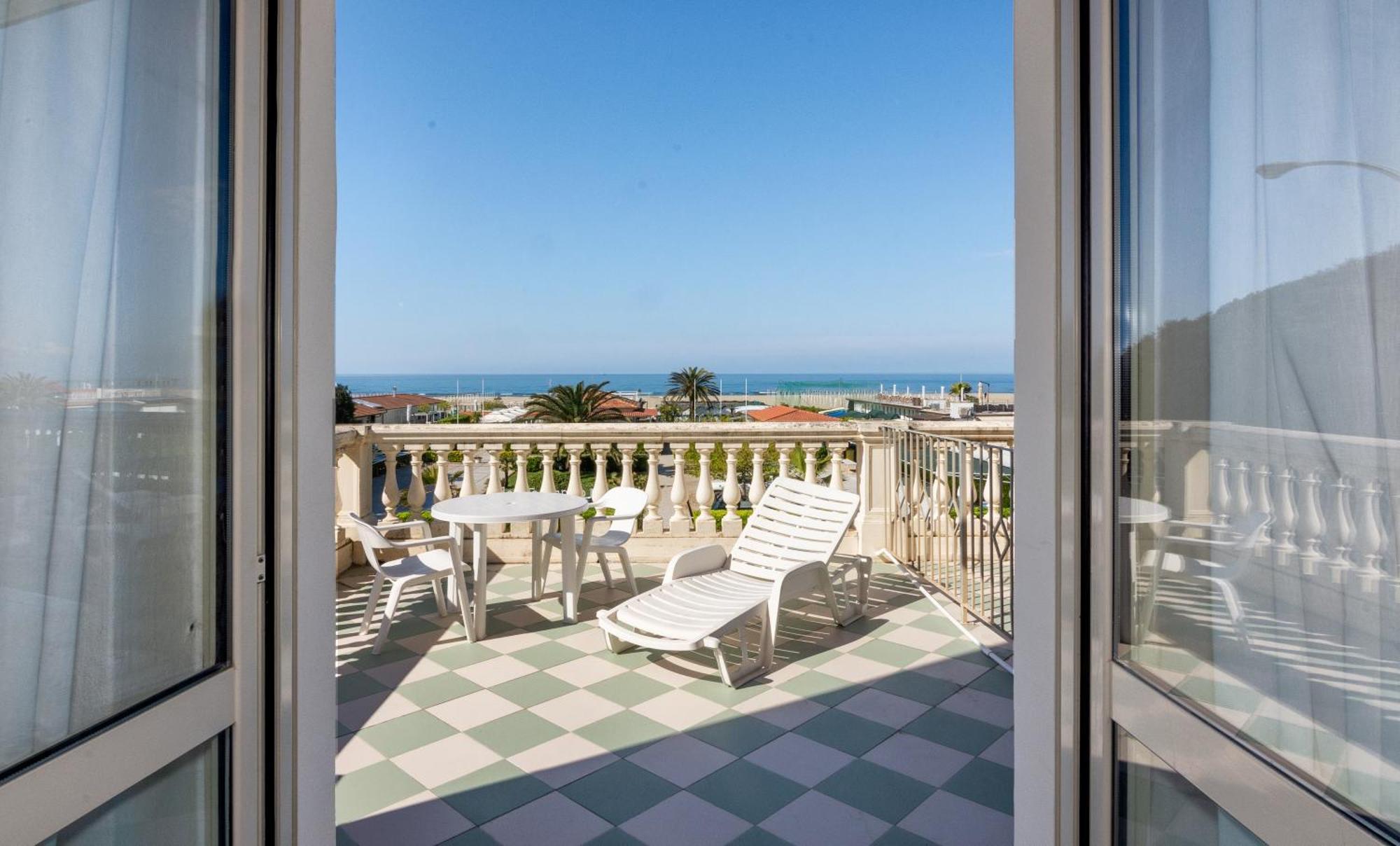 Hotel Happy Marina di Pietrasanta Exterior photo